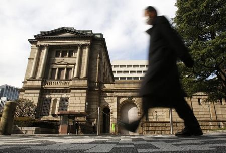 ７月１４日、日本国債の利回りが、量的質的金融緩和（ＱＱＥ）のスタートした２０１３年４月ごろの水準に低下している。写真は日銀本店で２０１３年２月撮影（２０１４年　ロイター／Yuya Shino）